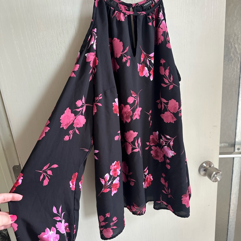 Torrid cold shoulder top - Picture 2 of 2